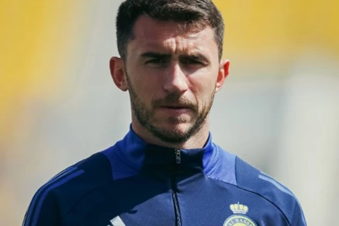 الخليج ضد النصر.. لابورت يغادر السعودية بسبب حالة والده الصحية